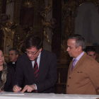 Sáiz, junto a la arquitecta de la Junta, Villaín, y el jefe territorial de Cultura, Courel, firma el acta.