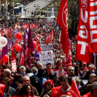 Miles de personas participaron ayer en la manifestación celebrada en Madrid con motivo de la festividad del Primero de Mayo. ZIPI