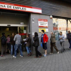 Cola de parados en en una oficina de empleo.