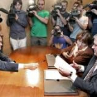 Artur Mas, ayer, tras la firma del documento político realizada ante dos notarios