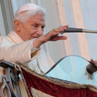 El papa Benedicto XVI saluda a sus seguidores en la plaza de la Libertad de Castelgandolfo.