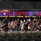 Decenas de personas corren tras el tiroteo en el festival Route 91 Harvest, este domingo en Las Vegas.
