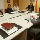 Los miembros de la Comisión de Seguimiento del centro sanitario se reunieron en León