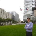 Lisardo posa delante del Medical Center de Houston, donde se halla su centro de trabajo.