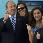 El presidente de México, junto a su familia, tras votar.