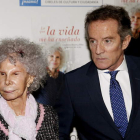 La duquesa de Alba con su marido, Alfonso Díez, en una imagen de archivo.