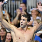 Michael Phelps saluda tras ganar los 200 mariposa.
