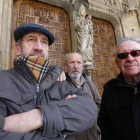 Andrés, Pelayo y Santiago Seoane continuaron el oficio de su padre. El último estuvo a su lado el día del incendio de la Catedral.