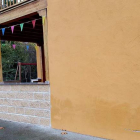 Una de las dos fachadas de la barra de bar construida con bloques en el edificio protegido de Salas de los Barrios. ANA F. BARREDO