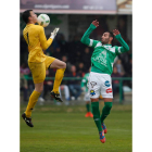 Roberto Puente anotó el gol del Atlético Astorga y siempre fue un incordio para la zaga local. JESÚS