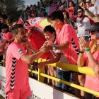 Los jugadores de la Cultural agradecieron a los aficionados el apoyo recibido desde las gradas de El Plantío al final del encuentro. CÉSAR MANSO