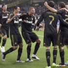 Los jugadores del Real Madrid celebran con Higuaín el primer y único gol del partido.