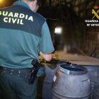 Los bidones precintados por las autoridades en los que se localizó el aguardiente ilegal. GUARDIA CIVIL