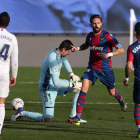 Morales celebra su gol frente al Real Madrid ante la desesperación de Courtois. KIKO HUESCA