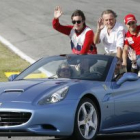 Alonso, el presidente de Ferrari y Massa, saludan desde el coche, conducido por Camps con Barberá.