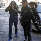 Manuel Escobar se cubrió el rostro ayer, a la entrada de la Audiencia Provincial donde fue juzgado. MARCIANO PÉREZ