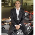 Lewis Hamilton posa en la sede de la escudería McLaren-Mercedes