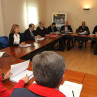 La reunión de la directora de Acuanorte en Ponferrada, en noviembre, con alcaldes y regantes.