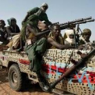 Guerrilleros rebeldes regresan a su base en las afueras de Darfur