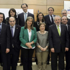 Ana Mato posa para la foto de familia con los consejeros de Sanidad, antes de la reunión.