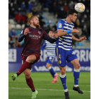 El jugador de la Ponferradina Copete pelea por el balón en un partido frente al Huesca. L. DE LA MATA