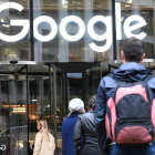 Protesta de empleados de Google contra el acoso sexual delante de su sede londinense. /