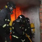 Los bomberos, durante una actuación