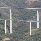 Viaductos de la A-6 a la altura de Vega de Valcarce. La obra pública tira de la inversión