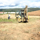 El alcalde de Cistierna, Nicanor Sen, comprobó ayer el inicio de las obras.