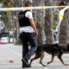 Un agente de los Mossos D'Esquadra inspecciona las inmediaciones del Hospital del Mar donde los Reyes visitaran hoy a los heridos alli ingresados tras el atentado terrorista en Barcelona.