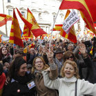 Varios miles de personas, ayer, en la plaza Sant Jaume, frente al Palau de la Generalitat.