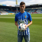 Nacho López posó ayer con su nueva camiseta en el que va a ser su estadio esta temporada. FROC