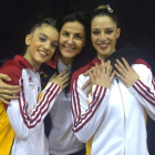 Carolina junto a su compañera Sara Llana y su entrenadora Ruth Fernández tras acabar la competición en la Copa del Mundo de Lisboa. DL