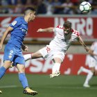 Tangana al final del encuentro con el culturalista Yasser expulsado. JESÚS F. SALVADORES