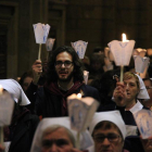 Decenas de personas desfilaron en procesión hoy en la Catedral de León para conmemorar la festividad de Lourdes