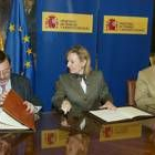 Jaime Lissavetzky, Amparo Valcarce y Víctor Rodríguez en un momento de la firma del convenio