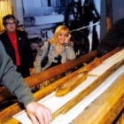 La presidenta de la Diputación, Isabel Carrasco, observa el manejo de un antiguo telar el día de la