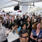 Periodistas de la agencia AP celebran el premio Pulitzer al servicio público, en la redacción en Nueva York.