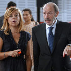 Elena Valenciano y Alfredo Pérez Rubalcaba, en el acto de ayer del candidato.