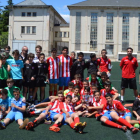 Foto de familia de los tres equipos participantes. David Sierra, mejor jugador. Los campeones con su trofeo.