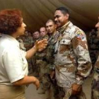 La ministra Ana Palacio conversa con varios soldados del contingente «Plus Ultra», ayer, en Diwaniya