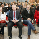 Gerardo Gutiérrez junto a empleados de Antibióticos, ayer.