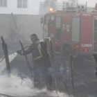 Un bombero intentando apagar el incendio en el parque de La Granja.