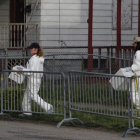 El FBI continúa buscando pruebas en el interior de la casa.