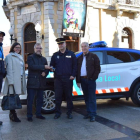 Entrega del nuevo coche a la Policía Local de La Bañeza. R. PRIETO