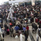 Cientos de pasajeros esperaban ayer en el aeropuerto de El Cairo para salir del país.