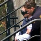 El terrorista Diego Ugalde, detenido ayer, es escoltado por la Policía