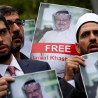 Activistas de derechos humanos y amigos del periodista desaparecido Jamal Jashoggi protestan frente al consulado de Arabia Saudí en Estambul.