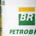 Un trabajador pinta un tanque en instalaciones de Petrobras en Brasilia, en septiembre del 2015.