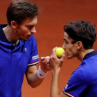 Los franceses Mahut (de frente) y Herbert, en el partido de dobles contra Croacia.